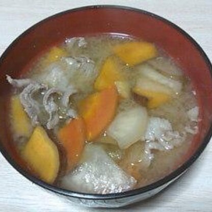 冬の夜はやっぱり豚汁ですね☆
さつま芋は、種子島の知り合いからもらった安納芋です